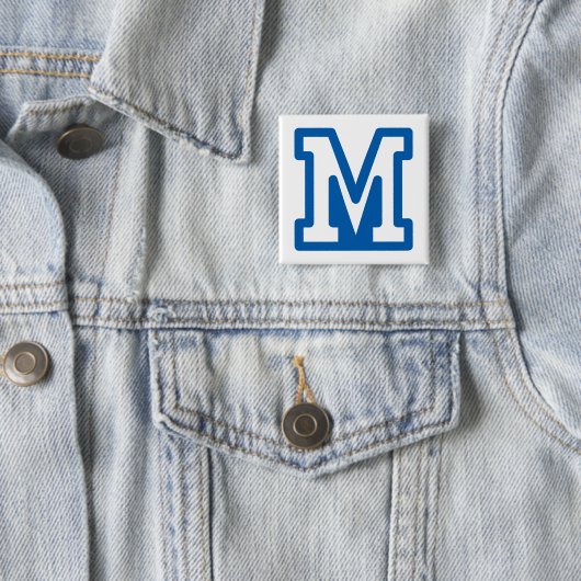 Blauwe varsity letter M monogram Vierkante Button 5,1 Cm (In situ)