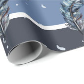 Blauwe veren op blauwe en witte strepen cadeaupapier (Rol Hoek)