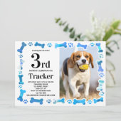 Blauwe verf drukt Aangepaste hond op geboortedag f Kaart (Staand voorkant)