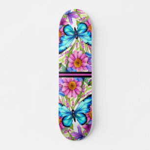 Blauwe vlinder in een gebied met bloemen skateboard