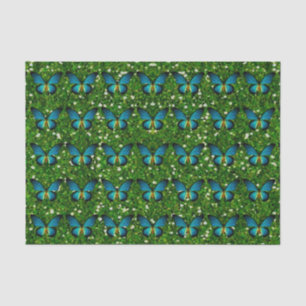 Blauwe vlinder op groenboek over het glitter tissuepapier