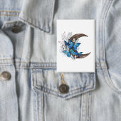 Blauwe vlinders op houten halve maan button (Insitu)