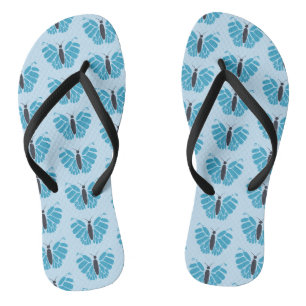 Blauwe vlinders op lichtblauwe teenslippers