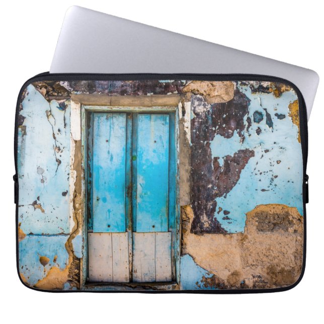 Blauwe wand en deur laptop sleeve (Voorkant)