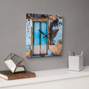 Blauwe wand en deur vierkante klok