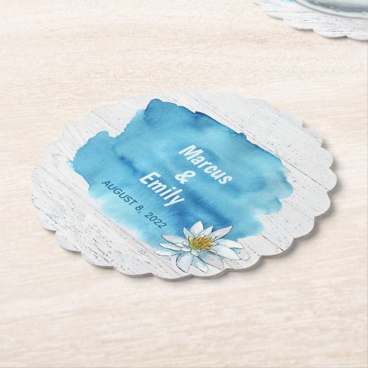 blauwe waterverf spatten op witgewassen hout kartonnen onderzetters (Gekanteld)