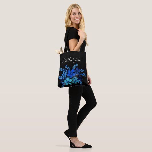 Blauwe wilde bloemen Boho Script Gepersonaliseerde Draagtas (Op model)