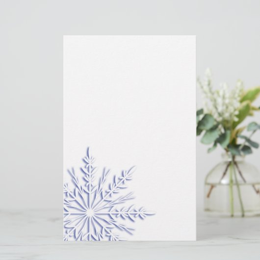 Blauwe wintersneeuwvlok op wit briefpapier