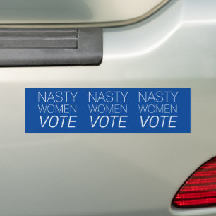 Blauwe witte auto met een "nare stem" bumpersticker
