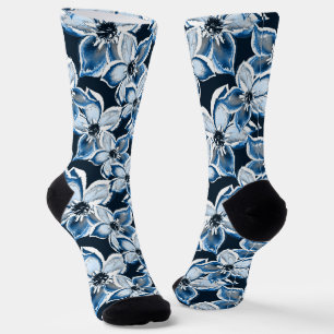 Blauwe, witte bloemen op een zwarte achtergrond. sokken