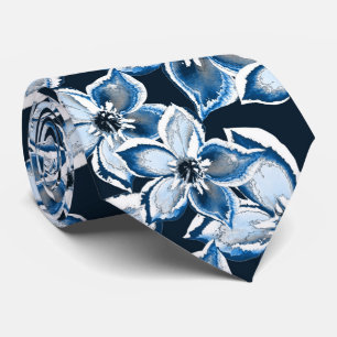 Blauwe, witte bloemen op een zwarte achtergrond. stropdas