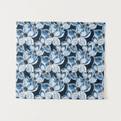 Blauwe, witte bloemen op een zwarte achtergrond. wandkleed (Voorkant (horizontaal))