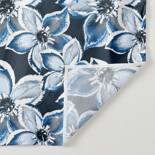 Blauwe, witte bloemen op een zwarte achtergrond. wandkleed (Detail)