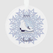 Blauwe witte ijsjes Schaatsen op blauw Snowflake K Ornament (achterkant)