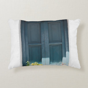BLAUWE WOODEN DEUR OP WITTE CONCRETE WAL ACCENT KUSSEN