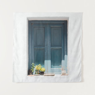 BLAUWE WOODEN DEUR OP WITTE CONCRETE WAL WANDKLEED