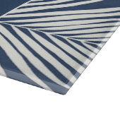 Blauwe zee en witte palmbladeren snijplank (Hoek)