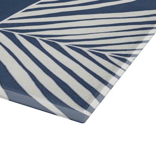 Blauwe zee en witte palmbladeren snijplank (Hoek)