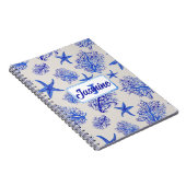 Blauwe zeester-koraal-aangepaste monogram-naam notitieboek (Rechterzijde)