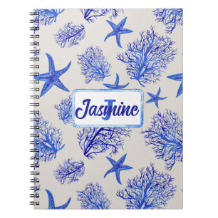 Blauwe zeester-koraal-aangepaste monogram-naam notitieboek
