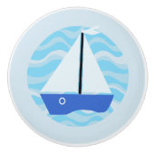 Blauwe zeilboot op de oceaangolven keramische knop (Voorkant)