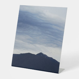 Blauwe zon reclamebord met voetstuk