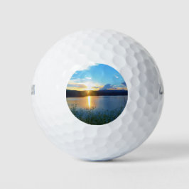 Blauwe zonsondergang op het meer golfballen