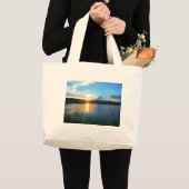 Blauwe zonsondergang op het meer grote tote bag (Voorkant (product))