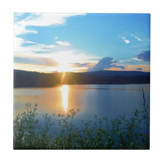 Blauwe zonsondergang op het meer tegeltje (Voorkant)