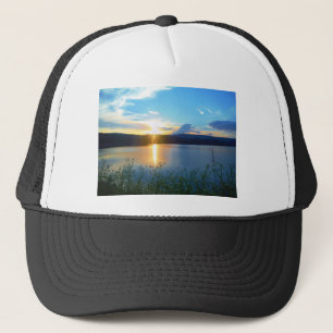 Blauwe zonsondergang op het meer trucker pet