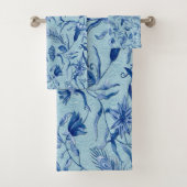 Blauwgroen Blauwe bloemen op een beeldhouwtextuur Bad Handdoek (Insitu)