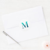 Blauwgroen blauwe gradiënt "M" seriemonogram van T Ronde Sticker (Envelop)