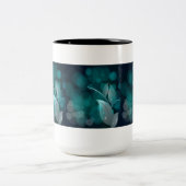 Blauwgroen bokeh bladeren tweekleurige koffiemok (Center)