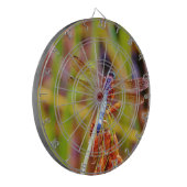 Blauwgroen dragonvlieg op rand dartbord (Voorkant Links)