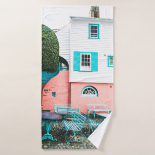 BLAUWGROEN EN GRIJS TABEL EN BENCH BESIDE WITTE EN BADHANDDOEK