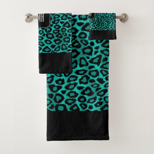 Blauwgroen en zwart luipatroon met monogram bad handdoek (Insitu)