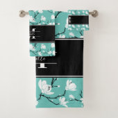 Blauwgroen Monogrammen - Zwarte en Witte Magnolia  Bad Handdoek (Insitu)