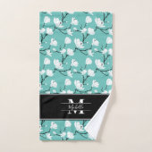 Blauwgroen Monogrammen - Zwarte en Witte Magnolia  Bad Handdoek (Handdoek)
