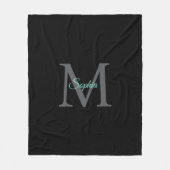Blauwgroen scriptnaam, groot grijs monogram op zwa fleece deken (Voorkant)