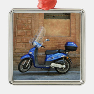 Blauwmotorscooter door rode muur, Siena, Italië Metalen Ornament