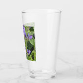 Blauwogige darner libel op paarse bloemen glas (Links)