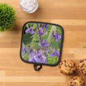 Blauwogige darner libel op paarse bloemen pannenlap (Top down)