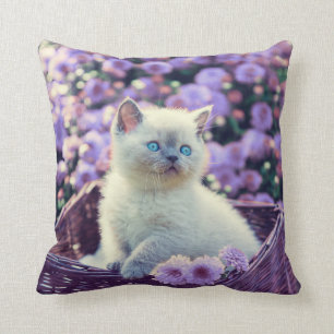 Blauwogige kittenkat in mand met Lila bloemen Kussen