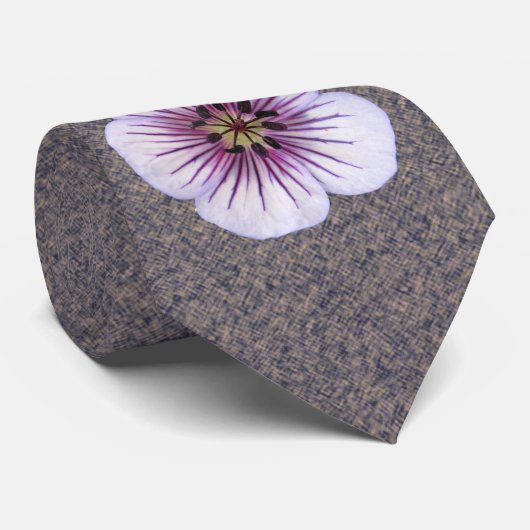 Bleek blauw-geraniumfoto met flaconflacon stropdas (Opgerold)