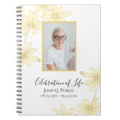Bleek geel Daisy Flowers Viering van het Leven Notitieboek (Voorkant)