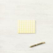 Bleek gele en witte gingham post-it® notes (Op bureau)