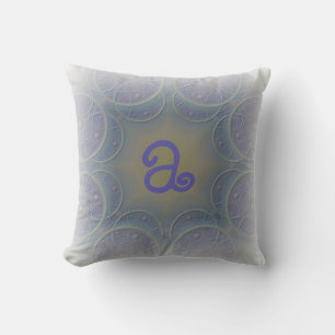 Bleek lila ontworpen monogram kussen