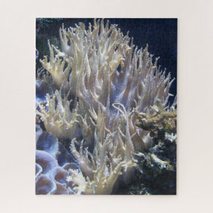 Bleek wit levend koraal in het donkere zeewater legpuzzel