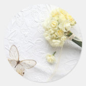 Bleke gele bloemen met vlinder ronde sticker (Voorkant)