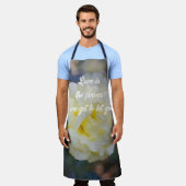 Bleke gele roos schort (Gedragen)